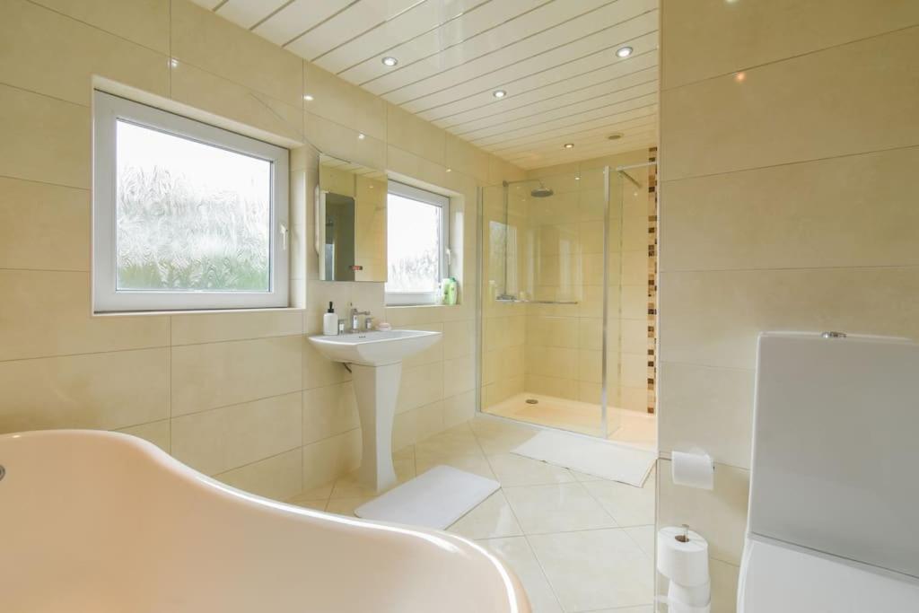 Luxurious & Tranquil Riverside Getaway Great Harwood Kültér fotó